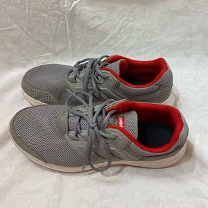 Men’s size 11 Adidas tennis shoes.